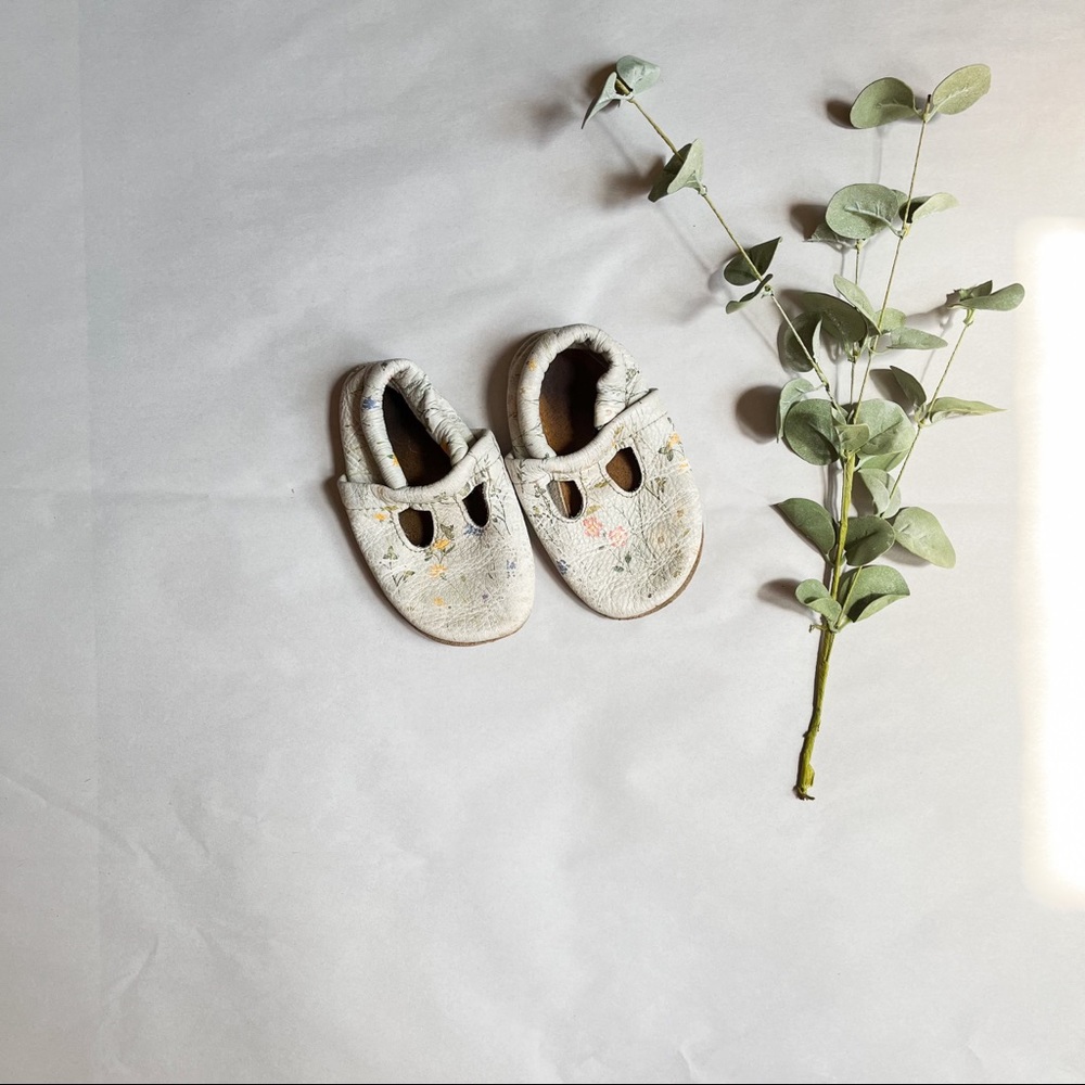STARRY KNIGHT DESIGNS floral moccs
